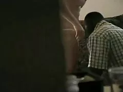 De meesteres laat de gratis films kijken porno Russische jongen haar kutje bijten.