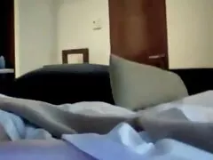 Een jonge vrouw gaf een geschoren kutje aan seksfilm kijken een spier.