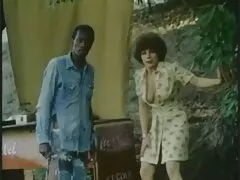 Een mooi meisje laat al haar gratis seksfilms bekijken schoonheden op camera zien.
