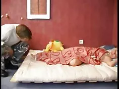 Sexy blonde erotisch filmpje kijken met een enorme lul
