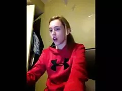 Een hete leraar met hoge hakken op pornofilms bekijken de tafel wordt geneukt
