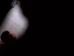 Zelfgemaakte video van een rokend meisje pornofilms bekijken dat Masturbeert