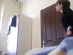 Ze stopte sexfilm kijken haar schoonheid in het gat in het bed.