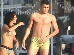 Onverzadigbare seksfilms kijken man spuit twee kalveren in alle gaten.