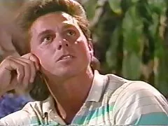 De brunette zwelt haar kont in een vacuüm speeltje erotisch filmpje kijken en vult het glas met pis.