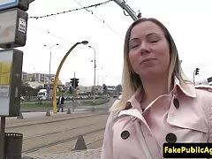 Het gat van een dronken meisje bombarderen met een rubberen lul pornofilms bekijken