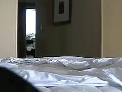 Een magere Russische vrouw in kousen gaat naar de voorkant gratis films kijken sex van de camera.