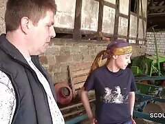 Ama Poohing meisje trekt haar vaders mond en Winnie de Poeh trekt een varken naast gratissex kijken het schreeuwende varken