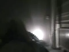Gemaskerde vrienden seksfilms kijken koppelen de kip aan elkaar en hebben intense se eend