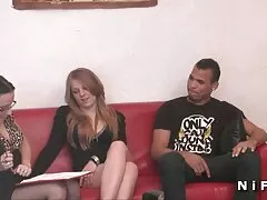 Een speels meisje loopt gratissex kijken actief met een jonge lul