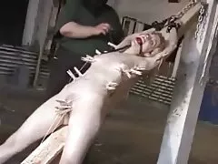 Het meisje neemt een samen sexfilm kijken vriend mee om te zien wat er gebeurt.